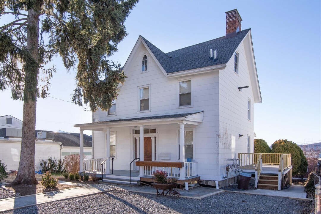 9 N Buckhout St in Irvington, NY - Building Photo
