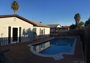 10360 Londonderry Ave in San Diego, CA - Building Photo - Building Photo