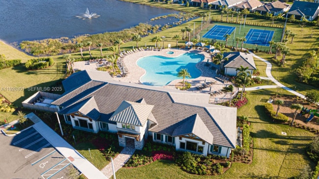 8648 Escue St in Wellington, FL - Foto de edificio - Building Photo