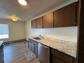 924 Shorewood Dr in Bremerton, WA - Building Photo - Building Photo