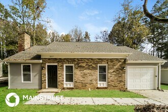 8217 Meadowdale Ln in Charlotte, NC - Building Photo - Building Photo