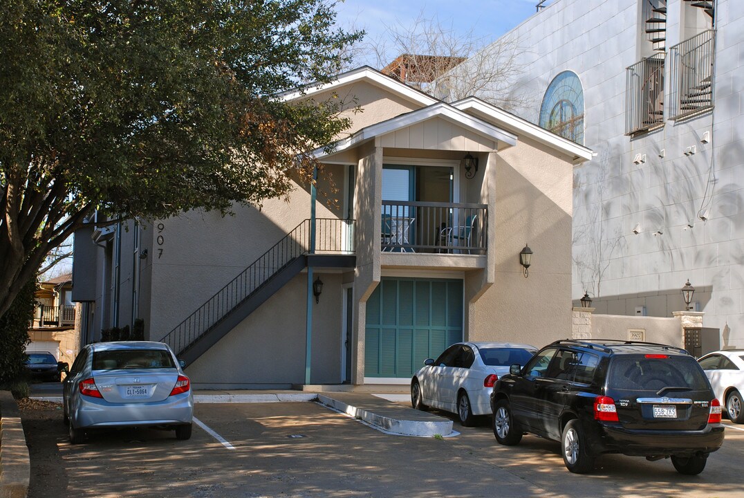 St. Charles Apartments in Dallas, TX - Building Photo