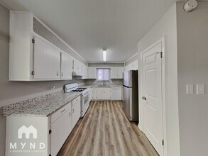 947 Mainstreet Lake Dr in Stone Mountain, GA - Building Photo - Building Photo