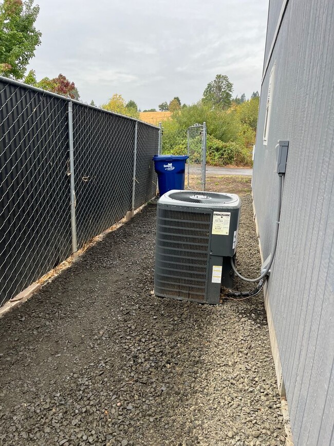 13 W 4th St in Lowell, OR - Building Photo - Building Photo