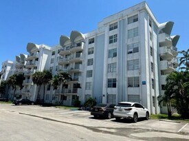 486 NW 165th St in Miami, FL - Building Photo