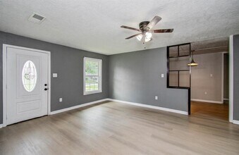 5839 Southurst St in Houston, TX - Building Photo - Building Photo