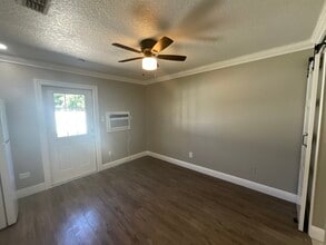 221 La Paz Dr, Unit 2 in Kissimmee, FL - Foto de edificio - Building Photo