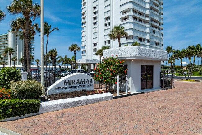 Miramar III Condominium in Jensen Beach, FL - Foto de edificio - Building Photo