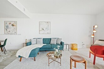 121 NE 34th St in Miami, FL - Building Photo - Building Photo