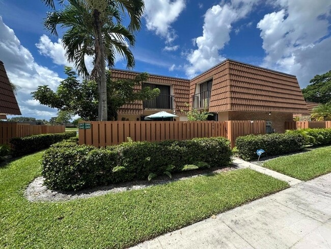 246 Charter Way in West Palm Beach, FL - Foto de edificio - Building Photo