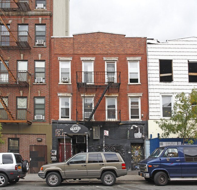 256 Grand St in Brooklyn, NY - Building Photo - Building Photo