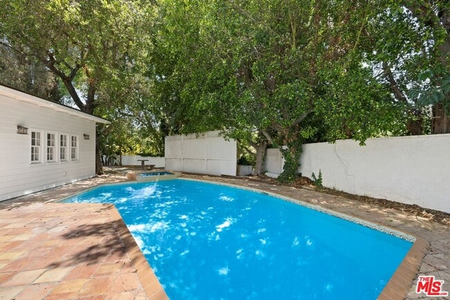 9609 Oak Pass Rd in Beverly Hills, CA - Building Photo - Building Photo
