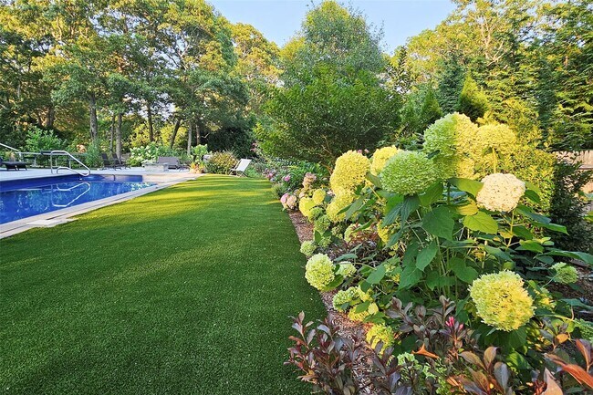 7 Carols Way in Hampton Bays, NY - Building Photo - Building Photo