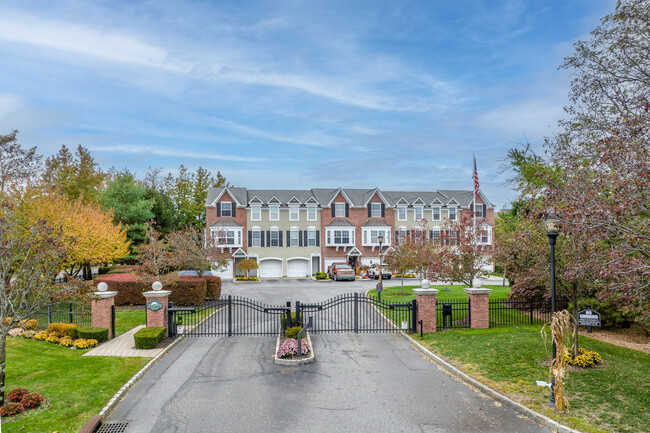 Chatham Square in Bay Shore, NY - Building Photo - Building Photo