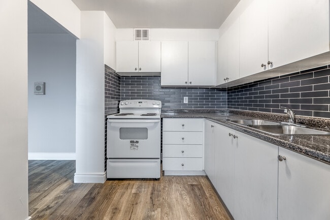 890 Jane St in Toronto, ON - Building Photo - Interior Photo