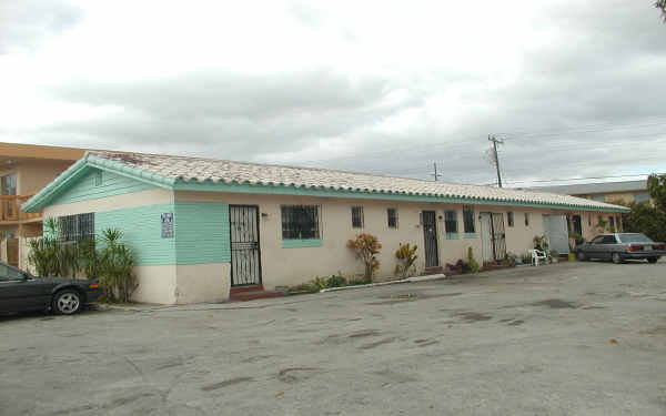 65 E 9th St in Hialeah, FL - Foto de edificio