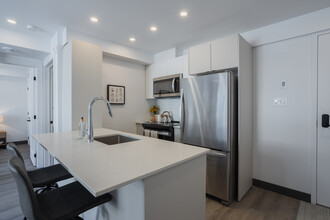 490 Lake Av in Dorval, QC - Building Photo - Building Photo