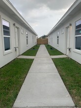 1005 W Smith Dr, Unit 2 in Pharr, TX - Foto de edificio - Building Photo