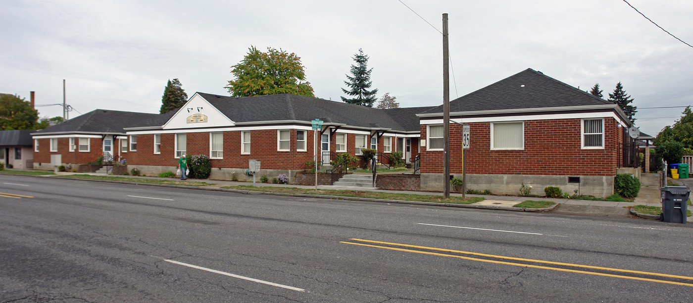 Camelia Court in Portland, OR - Building Photo