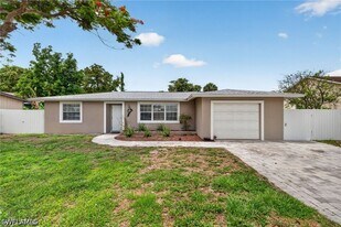 4830 Cortez Cir in Naples, FL - Building Photo