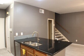7342 Regency Square Ct in Houston, TX - Building Photo - Building Photo