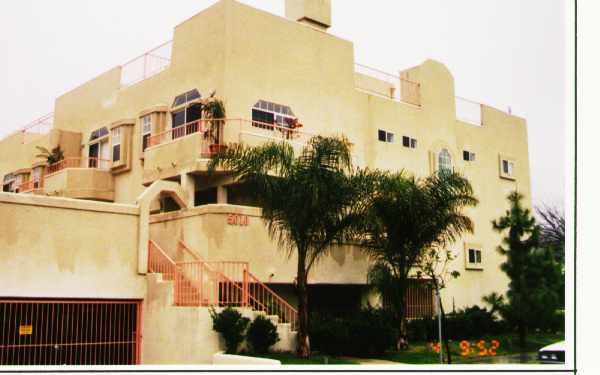 5010 Cahuenga Blvd in Toluca Lake, CA - Building Photo - Building Photo