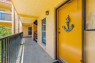 8911 Blind Pass Rd in St Pete Beach, FL - Foto de edificio - Building Photo