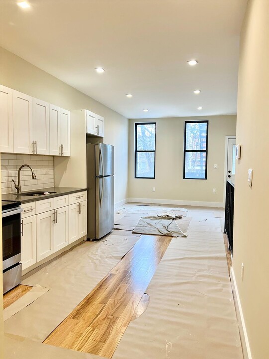60-67-67 54th St in Queens, NY - Building Photo
