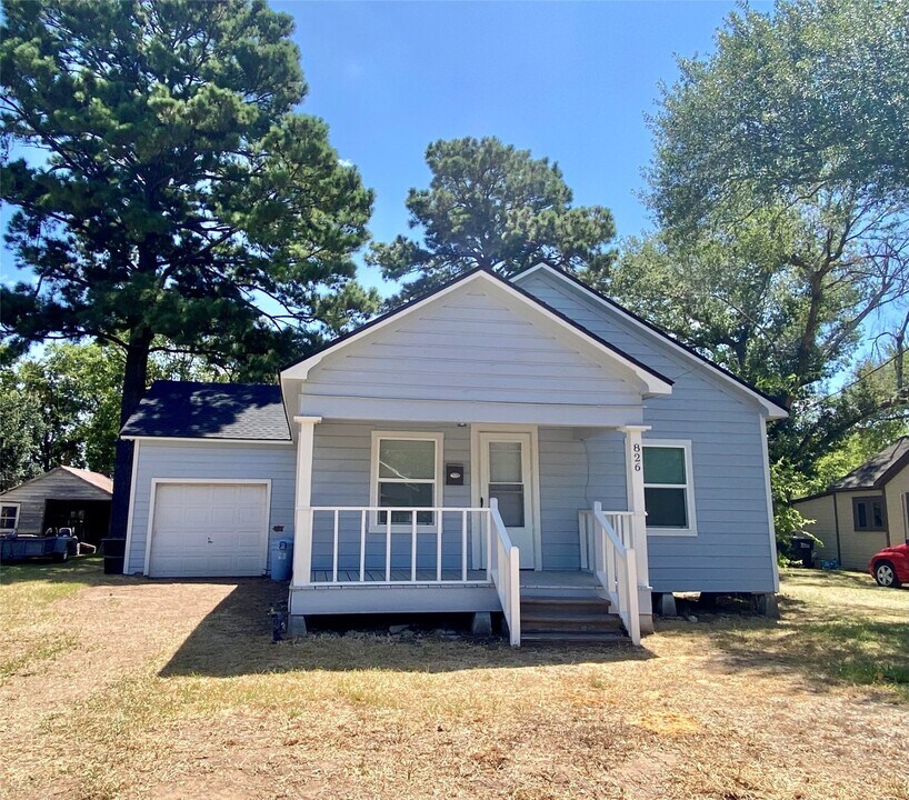 826 Fowlkes St in Sealy, TX - Building Photo