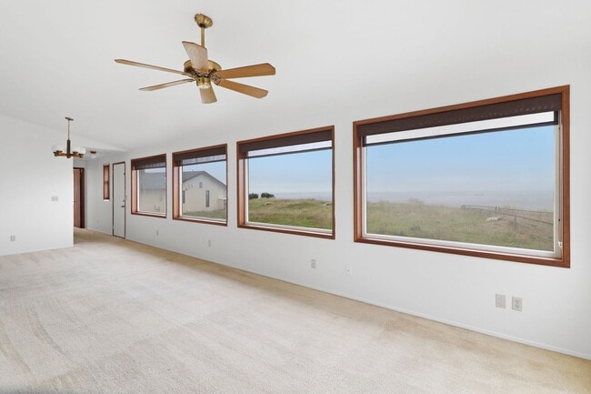 1989 W Beach Rd in Oak Harbor, WA - Building Photo - Building Photo