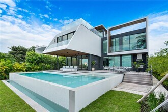 1369 N Venetian Way in Miami Beach, FL - Building Photo - Building Photo