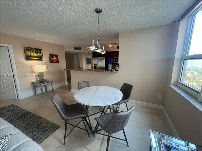 1155 Brickell Bay Dr in Miami, FL - Building Photo - Building Photo