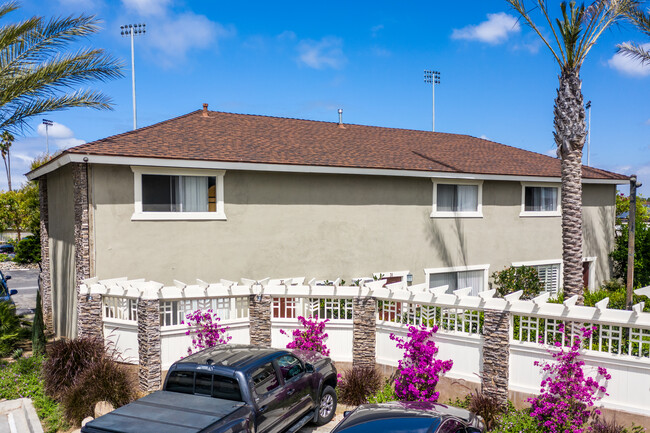 Americana Apartments in Orange, CA - Building Photo - Building Photo