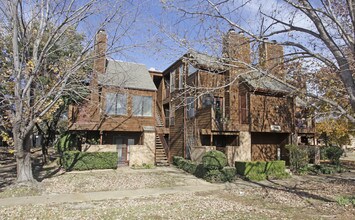 Oak Creek Condominiums in Arlington, TX - Building Photo - Building Photo