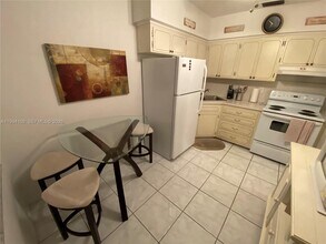 1050 Atlantic Shores Blvd in Hallandale Beach, FL - Foto de edificio - Building Photo