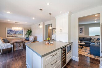 4 Santa Cruz Ct in Manhattan Beach, CA - Building Photo - Building Photo