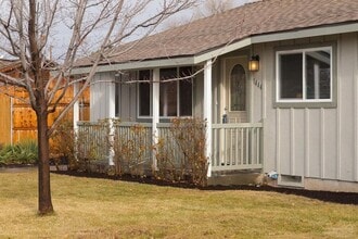 1444 NW Canyon Dr in Redmond, OR - Building Photo - Building Photo