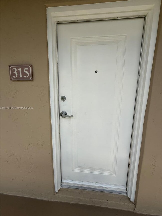 8101 Camino Real in Miami, FL - Building Photo - Building Photo