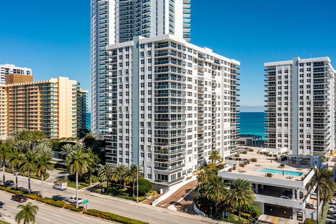 Aquarius in Hollywood, FL - Foto de edificio