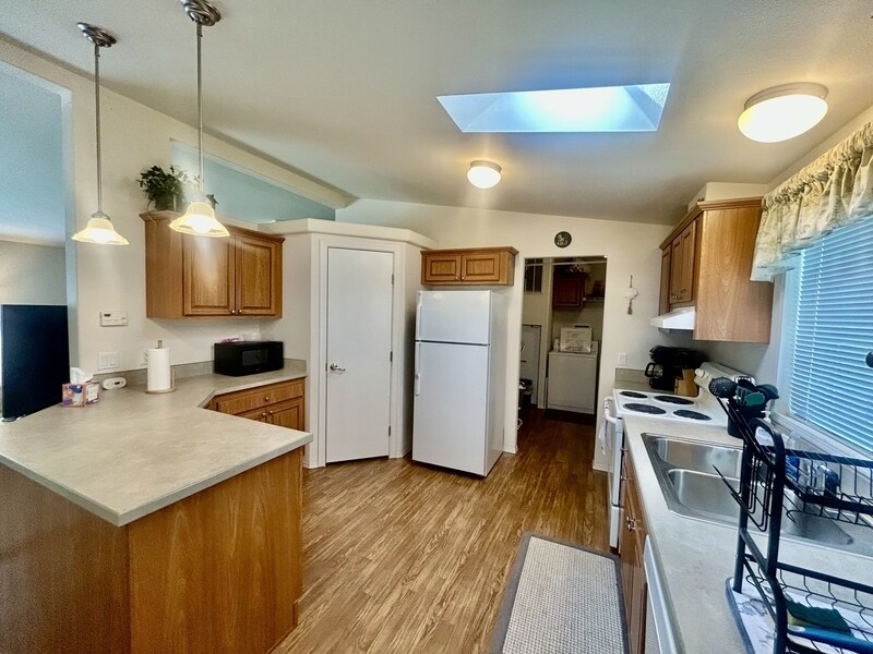 8482 Cedar Way in Blaine, WA - Building Photo