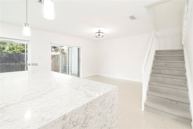 6080 W 26th Ct in Hialeah, FL - Building Photo - Building Photo