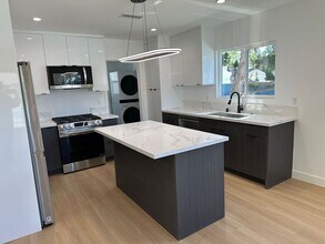 6700 Noble Ave-Unit -6700 Noble Ave-6700 in Los Angeles, CA - Building Photo - Building Photo