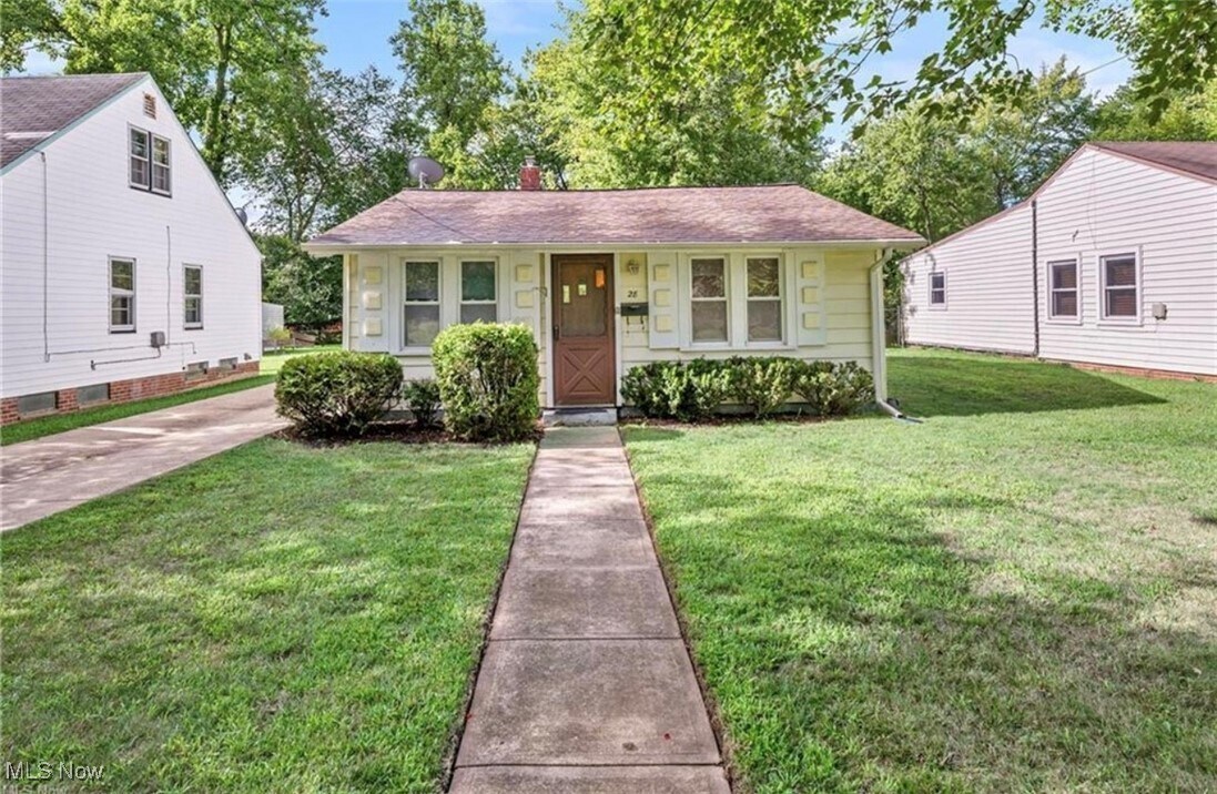 28 Ledgewood Dr in Bedford, OH - Building Photo