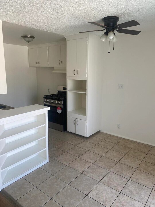21809 Lanark St in Canoga Park, CA - Building Photo