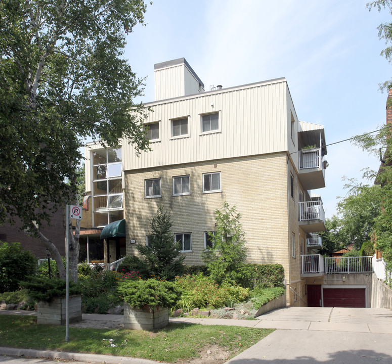 172 Sherwood Ave in Toronto, ON - Building Photo