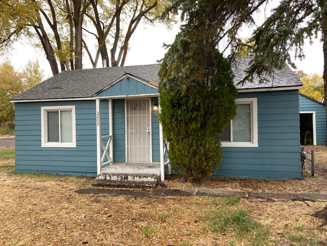 3207 Hilyard Ave in Klamath Falls, OR - Foto de edificio - Building Photo