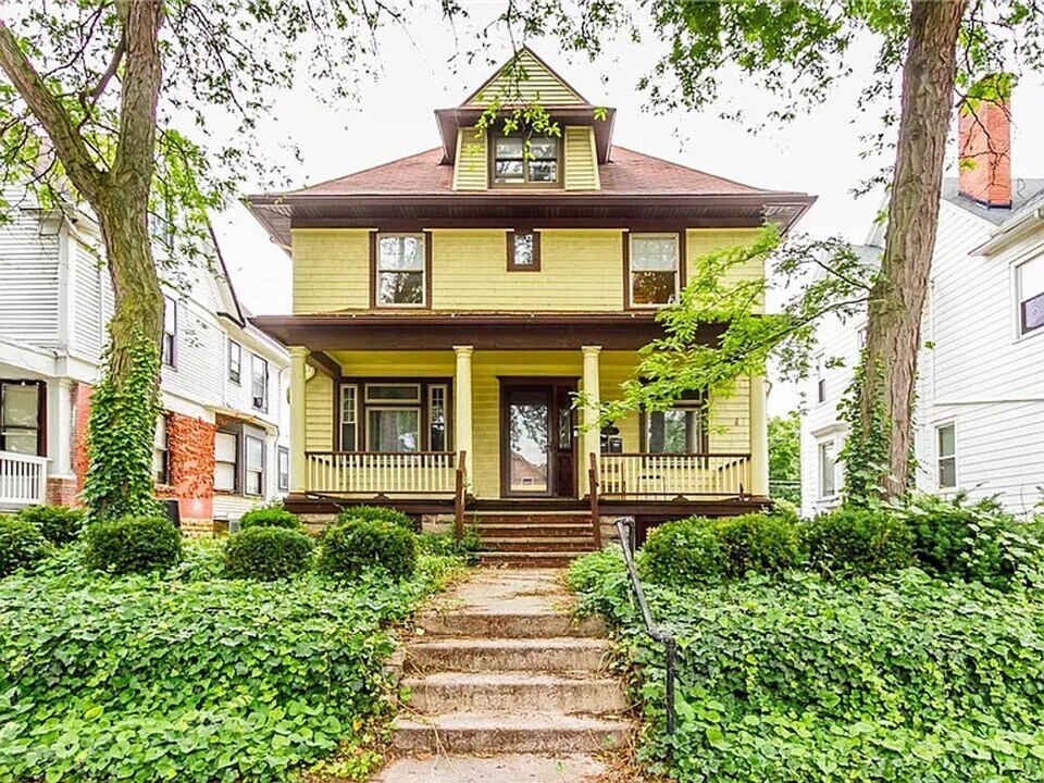 209 S Goodman St in Rochester, NY - Building Photo