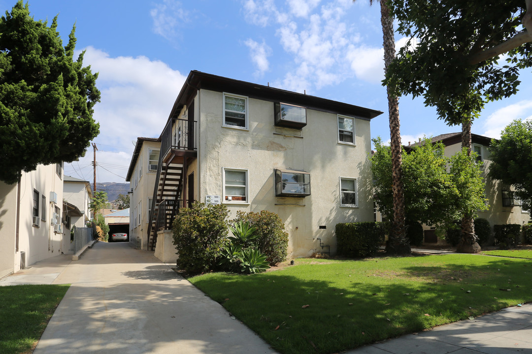 557 Glenwood Rd in Glendale, CA - Building Photo