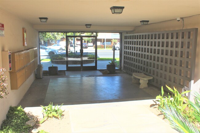 The Palms Apartments in Van Nuys, CA - Foto de edificio - Building Photo