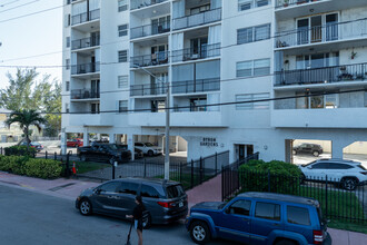 Byron Gardens Condominium in Miami Beach, FL - Building Photo - Building Photo